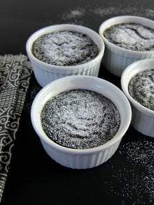 Instant Pot chocolate lava cakes in ramekins sprinkled with powdered sugar - Paint the Kitchen Red
