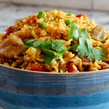 Instant Pot arroz con pollo in blue bowl.
